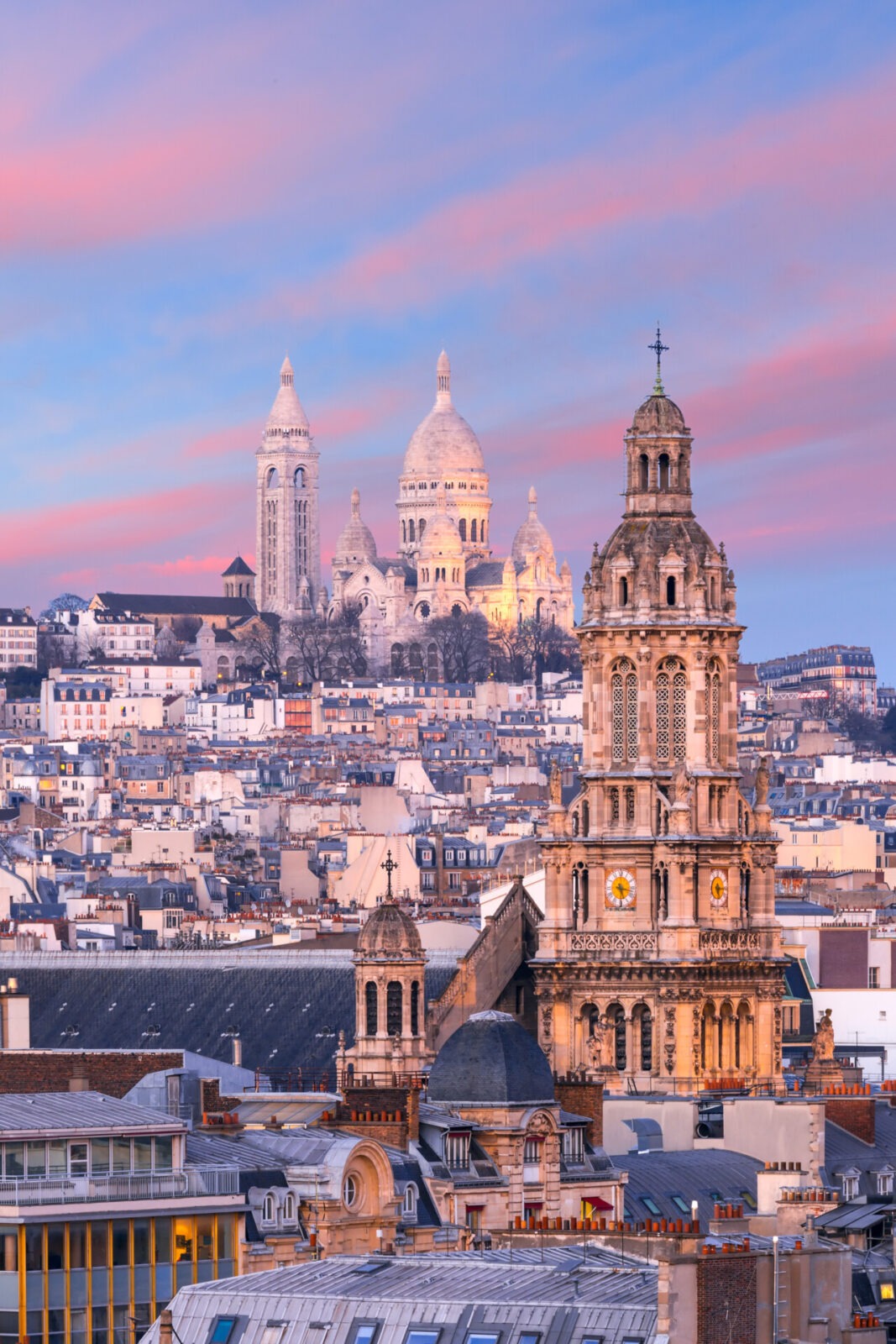 Blick auf die Basilika Sacré-Cœur in Montmartre, Paris, bei Sonnenuntergang.