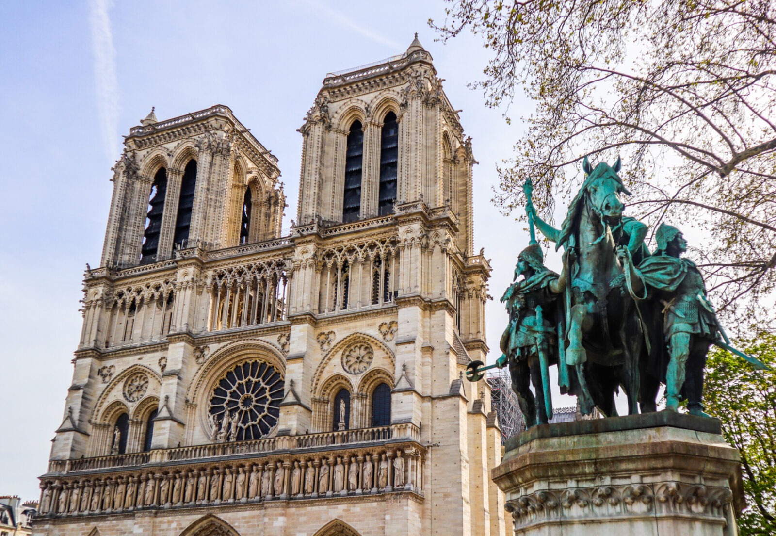 Notre-Dame de Paris mit der Statue von Karl dem Großen im Vordergrund.