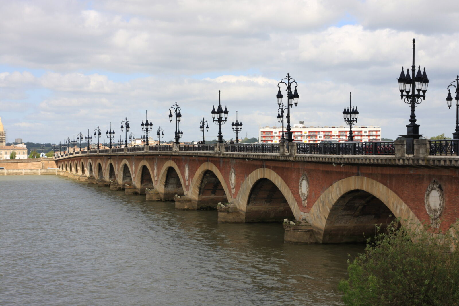 Pont de Pierre in Bordeaux – historische Steinbrücke mit eleganten Laternen über der Garonne.