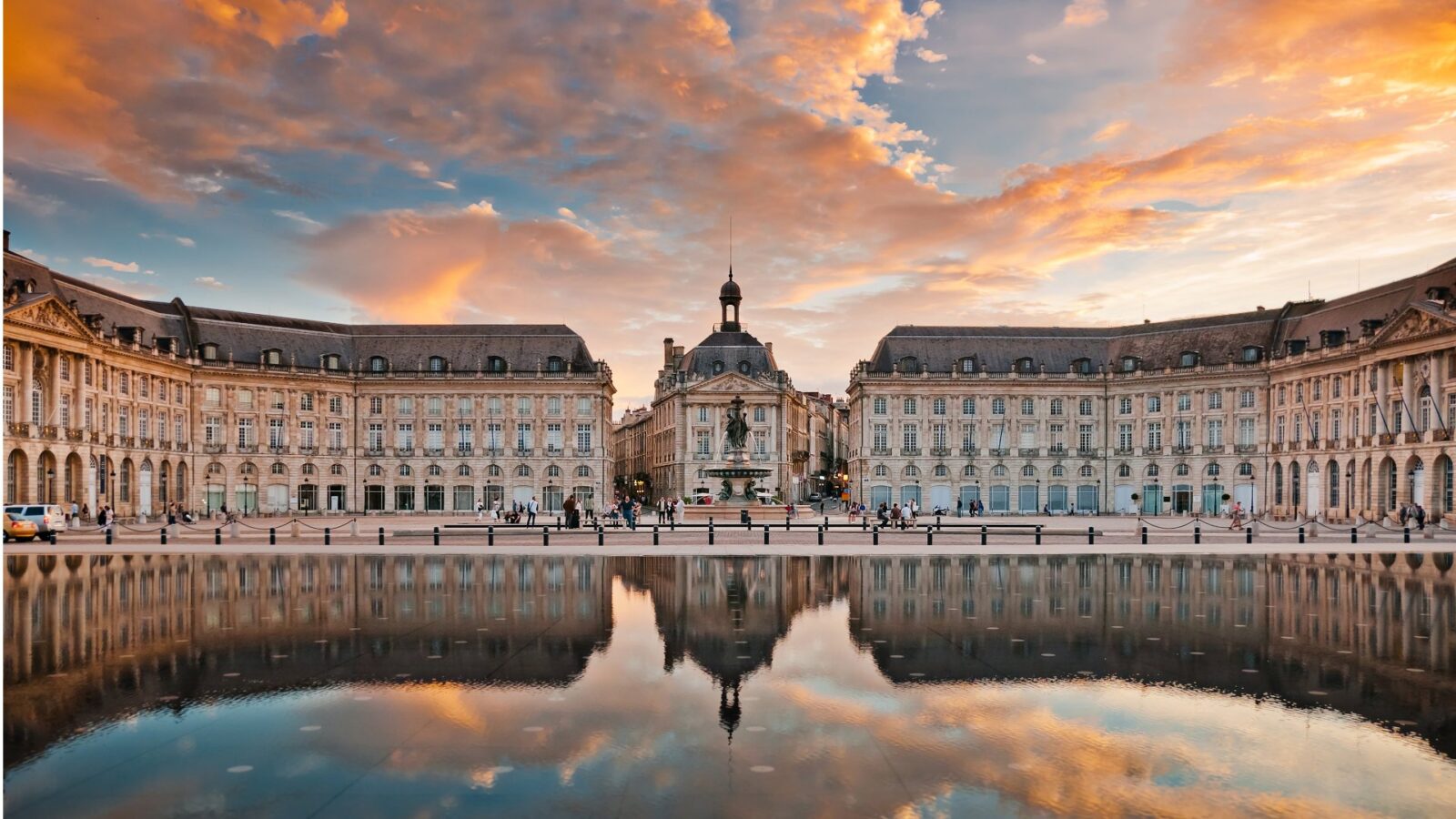 Place de la Bourse in Bordeaux bei Sonnenuntergang mit Spiegelung im Miroir d’eau.