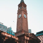 Historischer Uhrenturm des Brisbane City Hall bei Sonnenuntergang