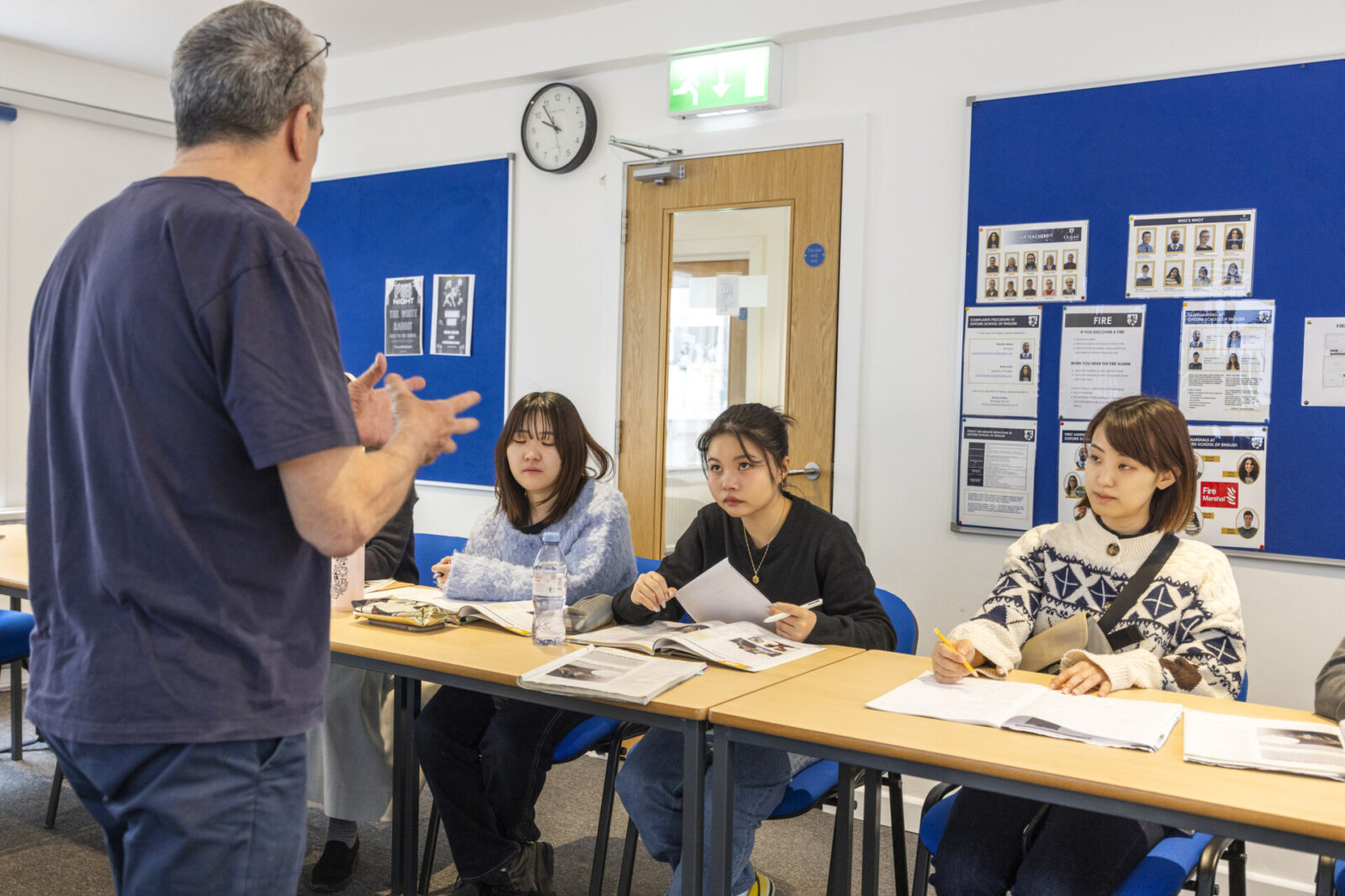 Englischunterricht in der Oxford School of English mit einem Lehrer, der mit internationalen Studierenden interagiert.