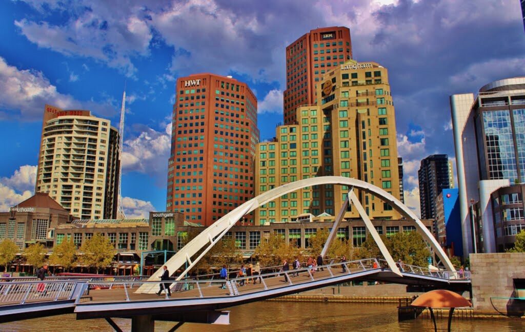 Moderne Skyline von Melbourne mit Fußgängerbrücke über den Yarra River.