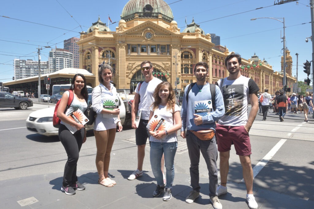 Gruppe internationaler Sprachschüler vor dem Flinders Street Bahnhof in Melbourne.