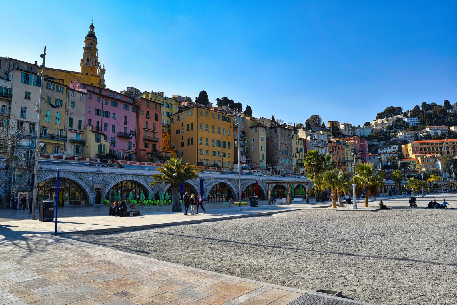 Bunte Altstadt von Menton an der Côte d’Azur mit Strandpromenade und mediterraner Architektur.