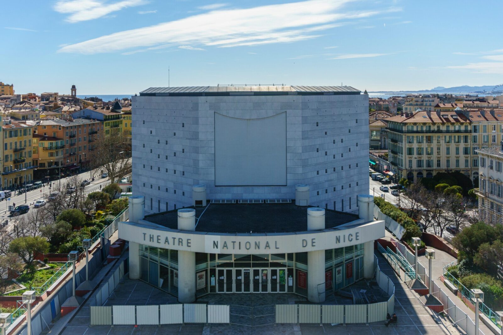 Das Théâtre National de Nice, ein modernes Theatergebäude im Zentrum von Nizza mit Blick auf die Stadt und das Mittelmeer.