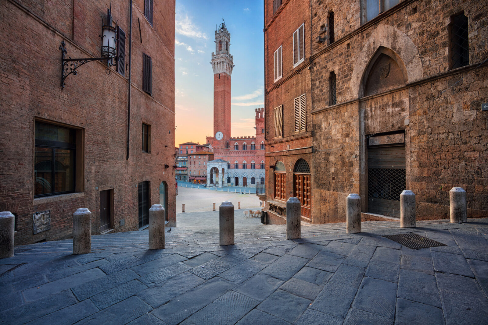 Blick auf die Piazza del Campo in Siena mit dem Torre del Mangia bei Sonnenaufgang.
