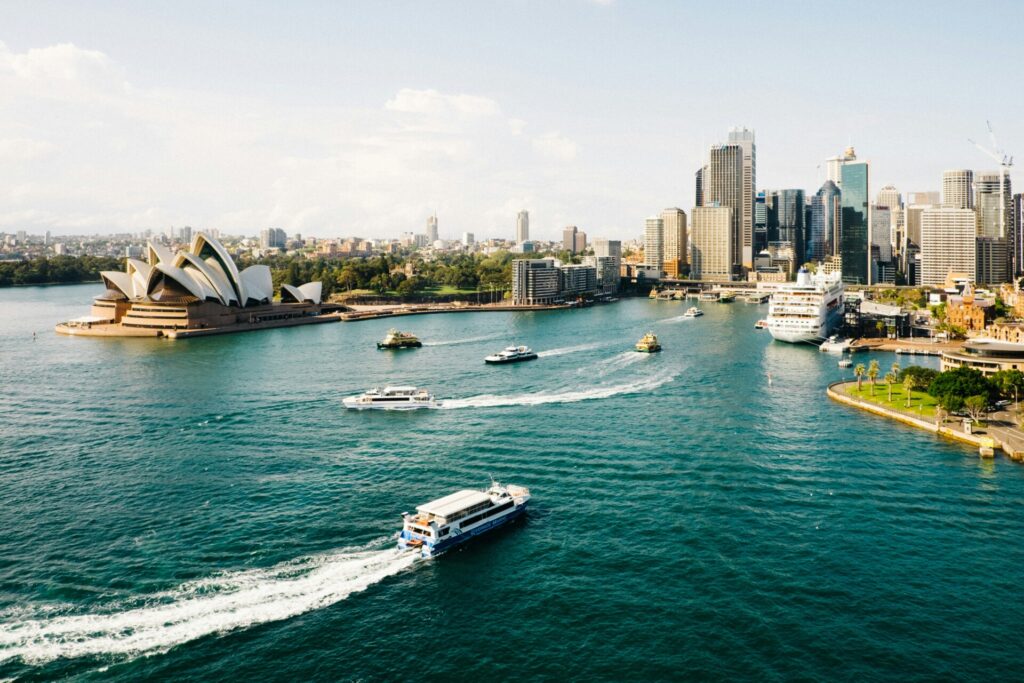 Sydney Harbour mit dem berühmten Opernhaus und der Skyline, Australien.