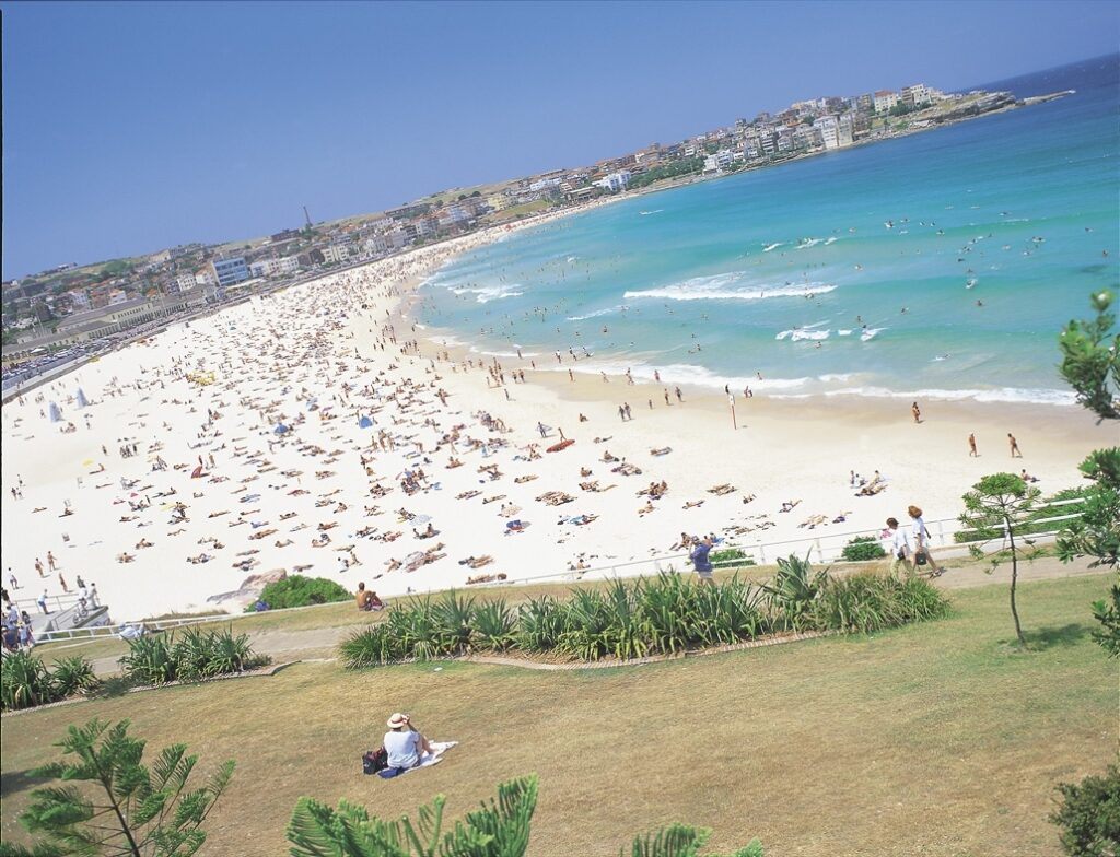 Bondi Beach in Sydney – Menschenmassen genießen Sonne, Sand und Meer.