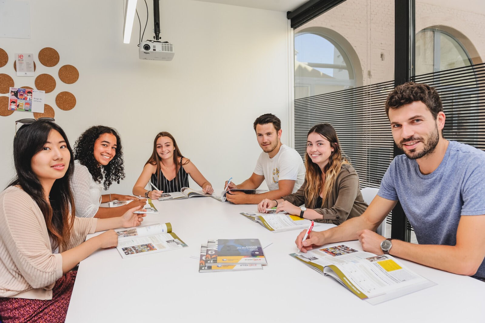 Junge Erwachsene lernen gemeinsam in einem modernen Klassenzimmer