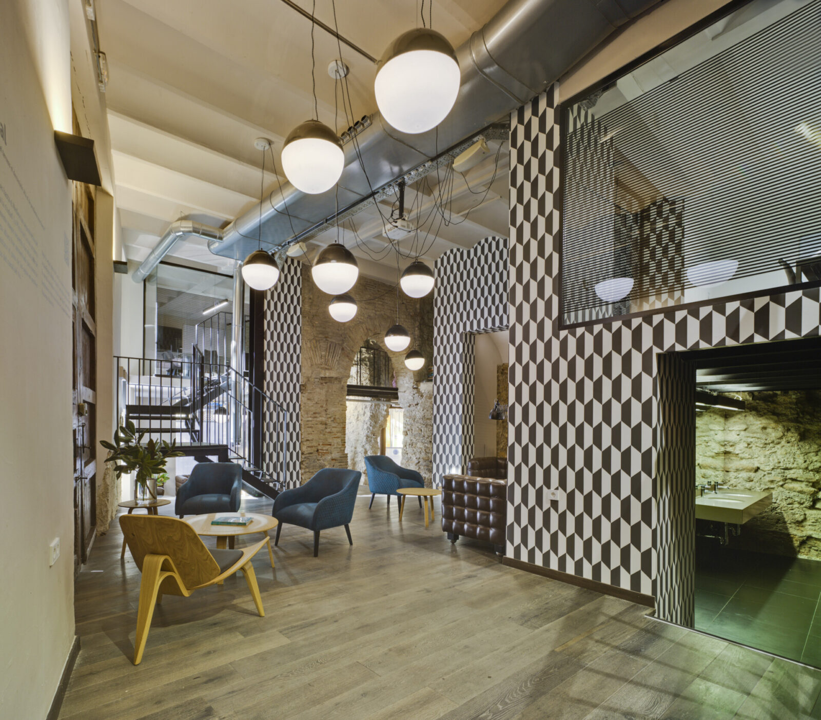 Modernes Lounge-Interieur mit Designer-Möbeln und geometrischen Wandmustern
