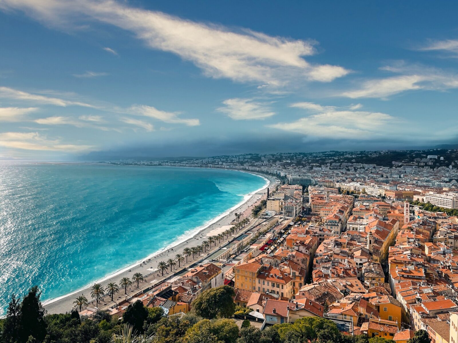 Panoramablick auf die Promenade des Anglais und die Altstadt von Nizza an der Côte d’Azur.