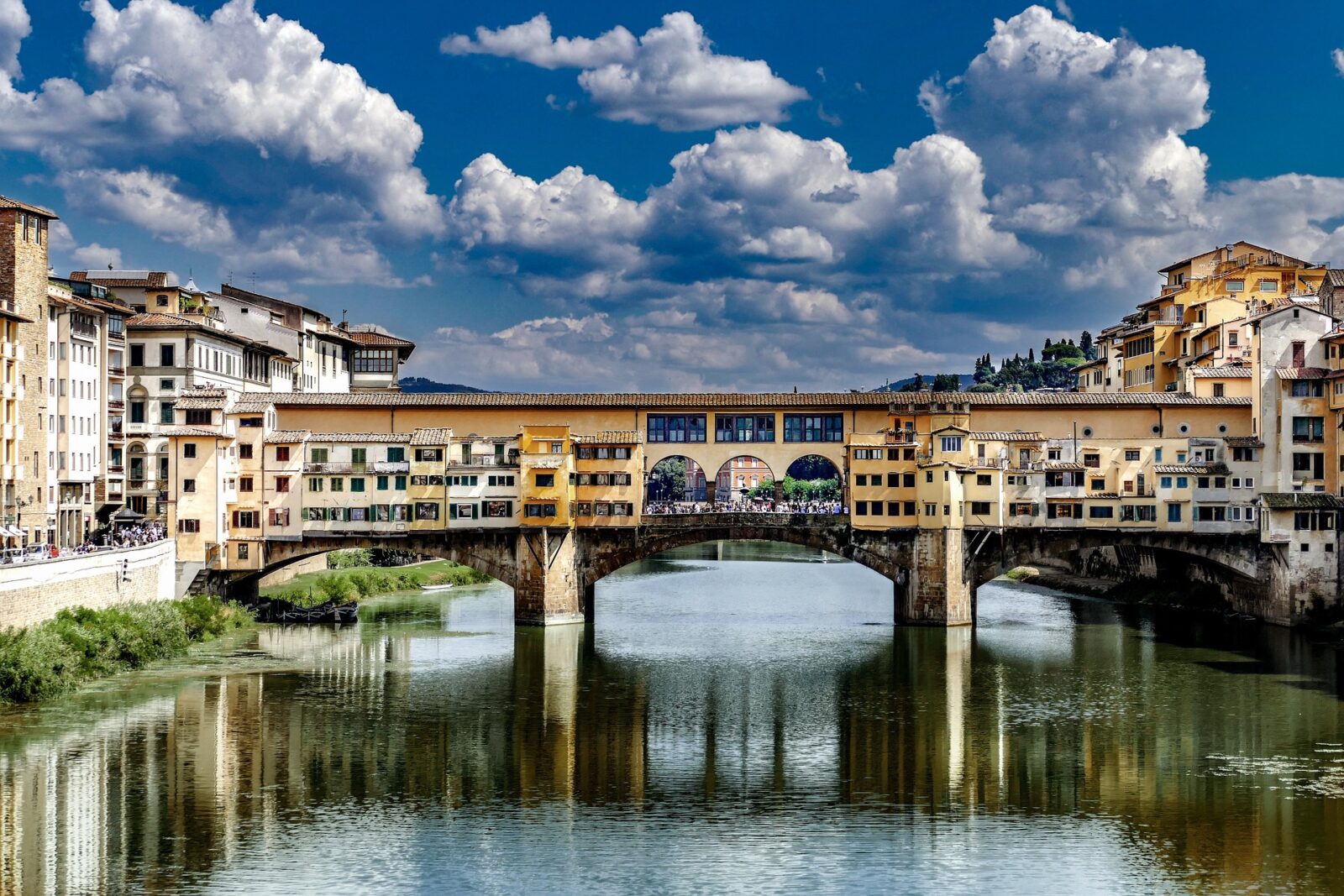 Die Ponte Vecchio in Florenz, eine historische Brücke über den Fluss Arno mit ihren charakteristischen kleinen Geschäften.