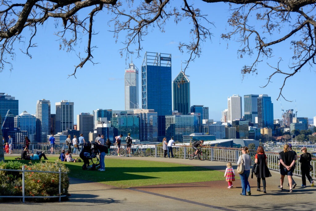 Skyline von Perth mit Blick vom Kings Park auf die Stadt und den Swan River.