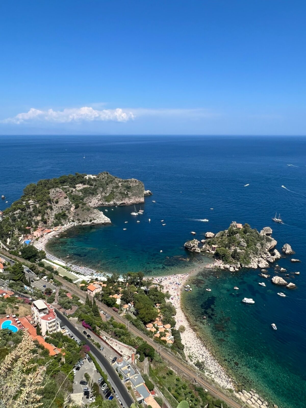Luftaufnahme der Isola Bella in Taormina, Sizilien, mit türkisblauem Wasser und malerischer Küstenlandschaft.