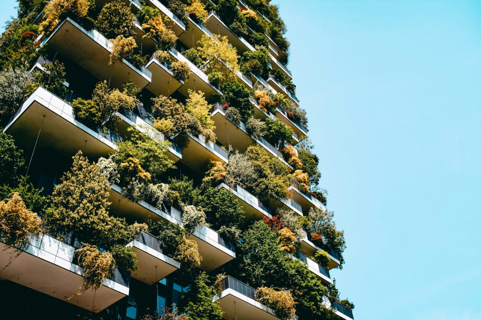 Vertikaler Wald (Bosco Verticale) in Mailand mit bepflanzten Balkonen als nachhaltiges Architekturkonzept.