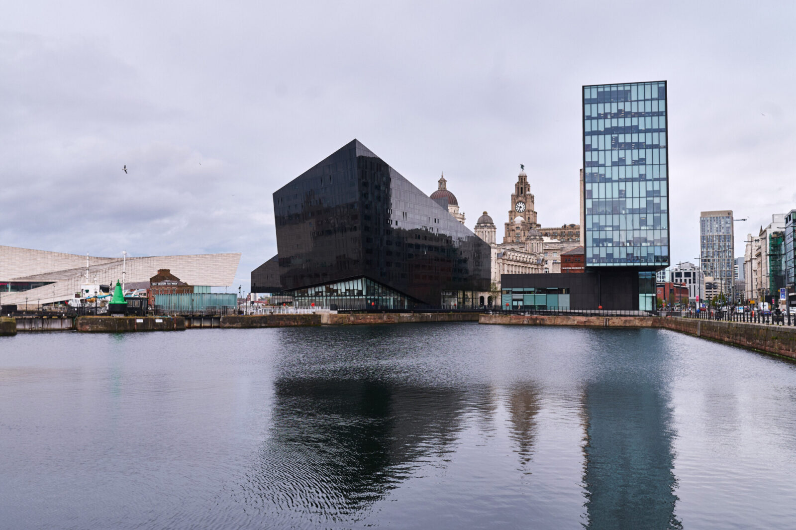 Moderne und historische Architektur am Wasser in Liverpool, England.