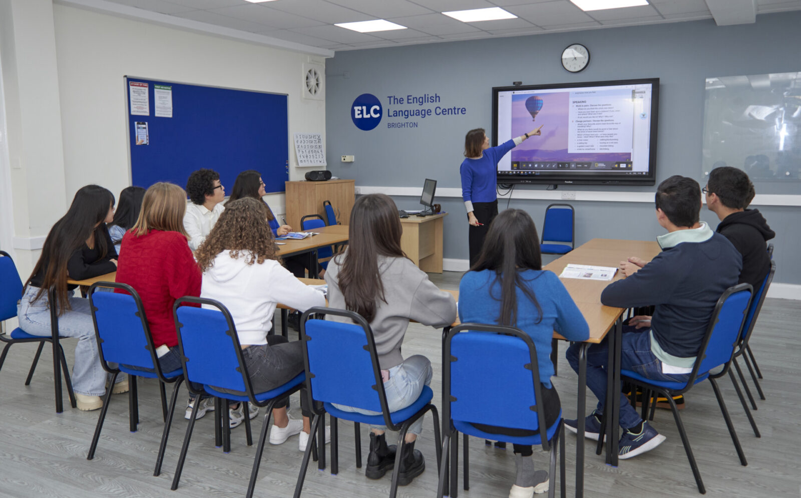 Sprachschüler im interaktiven Unterricht mit moderner Technologie am English Language Centre Brighton.