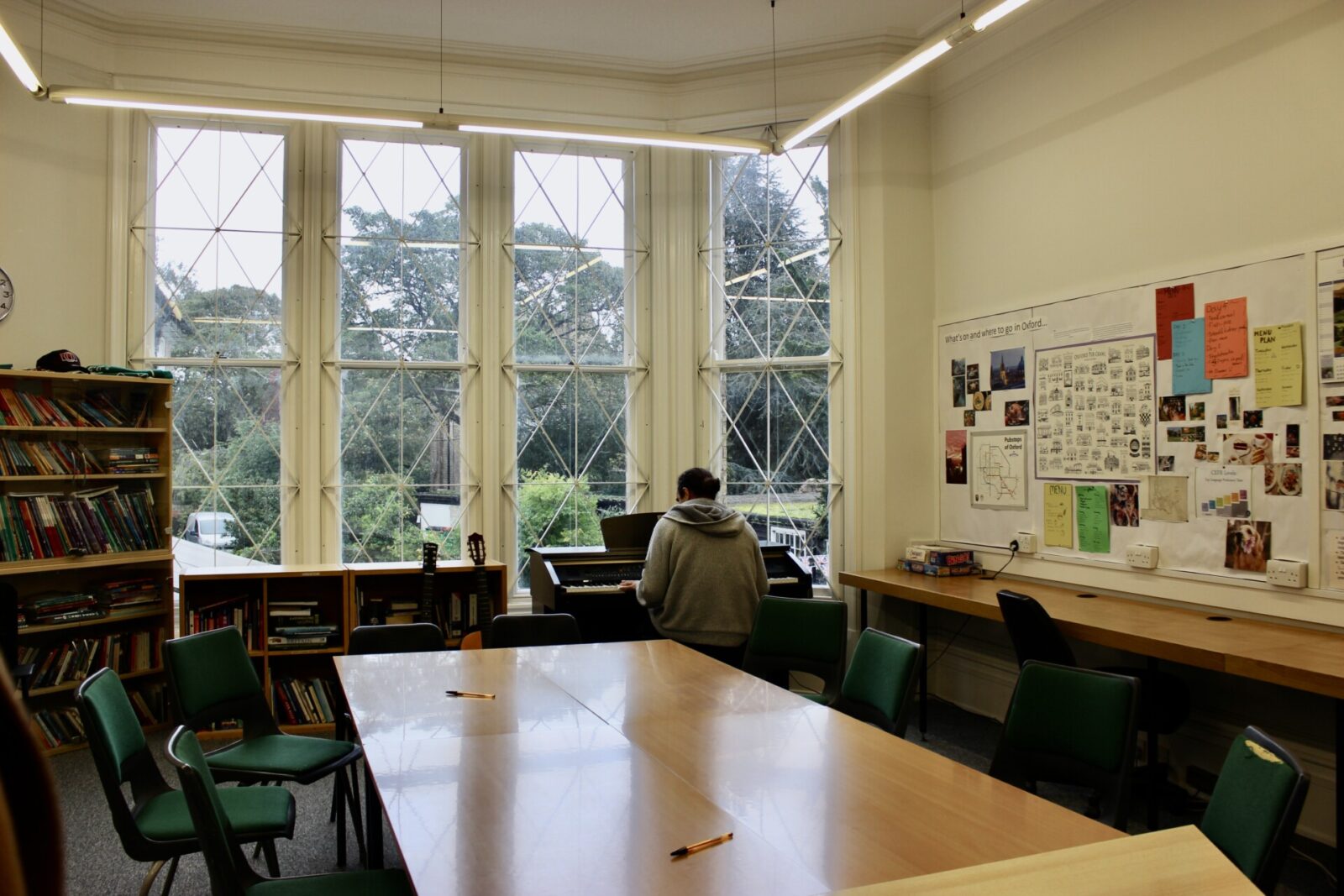 Gemütlicher Lern- und Aufenthaltsraum mit Klavier und Bücherecke in einer Sprachschule in Oxford.