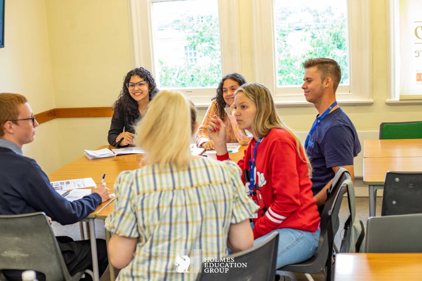 Internationale Studierende in einem interaktiven Englischkurs bei der Holmes Education Group.