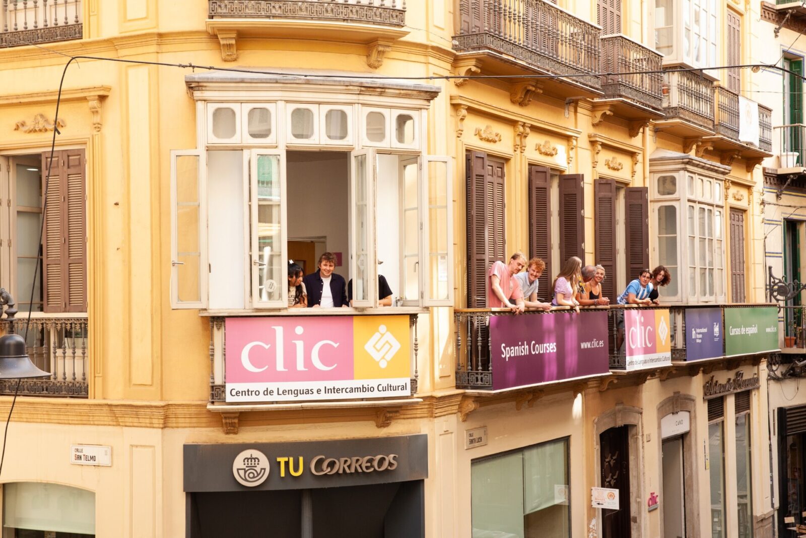 Sprachschüler auf dem Balkon der Sprachschule clic Málaga in einem historischen Gebäude in der Altstadt