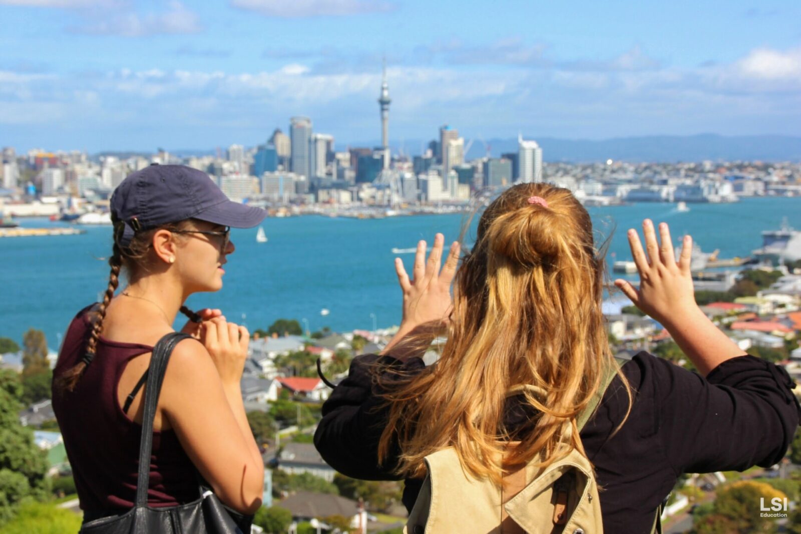 Zwei junge Frauen genießen die Aussicht auf die Skyline von Auckland, Neuseeland.